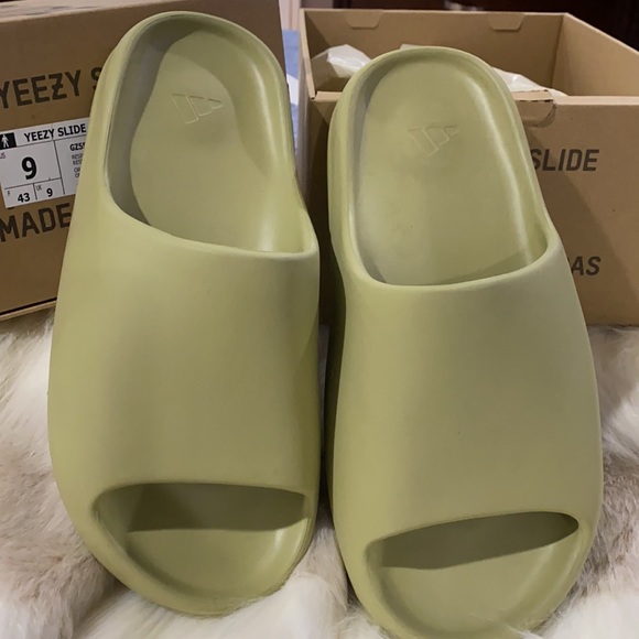 Adidas Resin Men’s Yeezy Slides - Picture 4 of 8